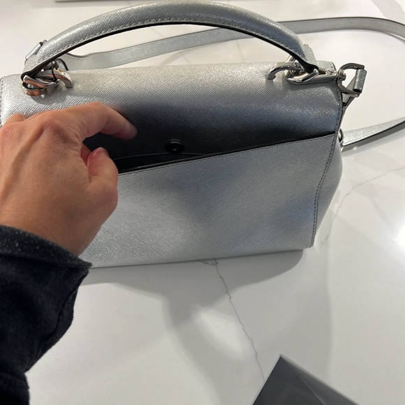 Very roomy medium sized MK crossbody bag with top handle - Picture 3 of 4